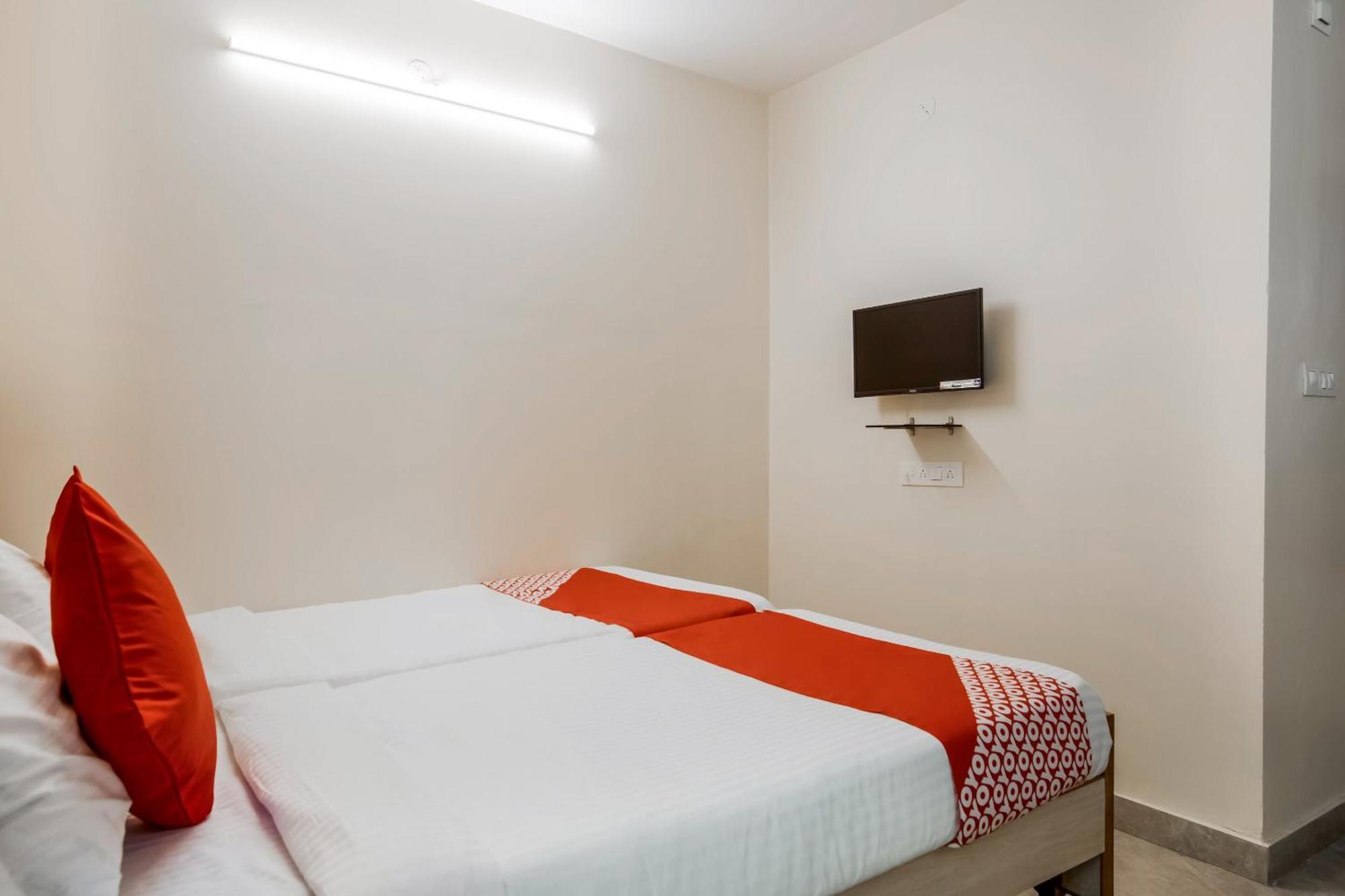 Super Oyo G P Residency Hotel Kakinada Luaran gambar